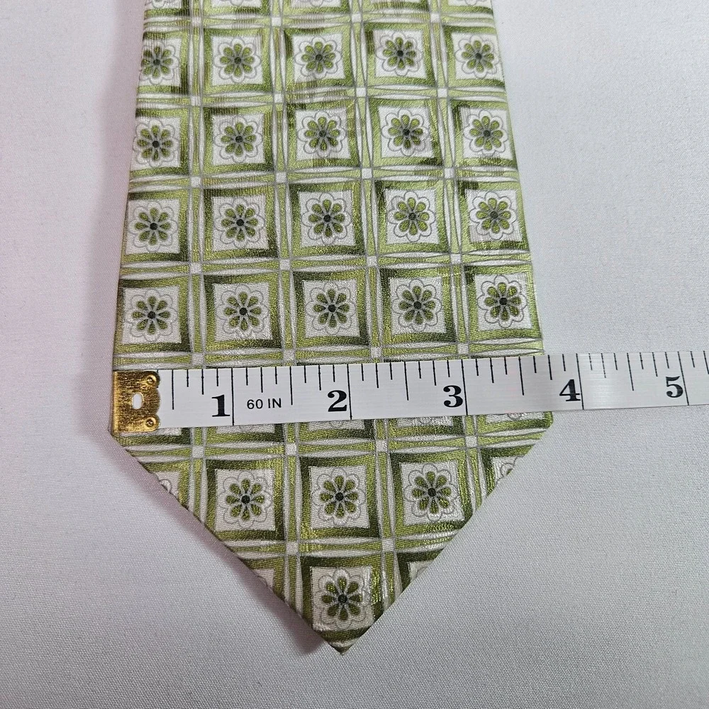 New Geoffrey Beene 100%‎ Silk Hand Made Tie Geometric Green 3.75